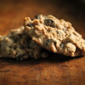 Irresistible Oatmeal Currant Cookies