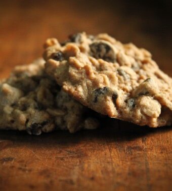 Irresistible Oatmeal Currant Cookies