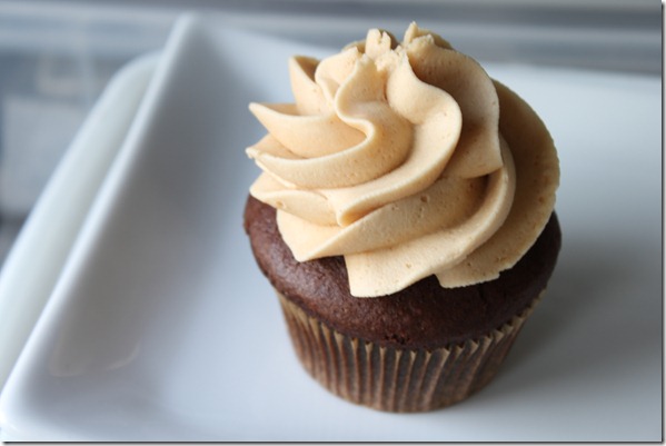 peanut butter chocolate cupcake