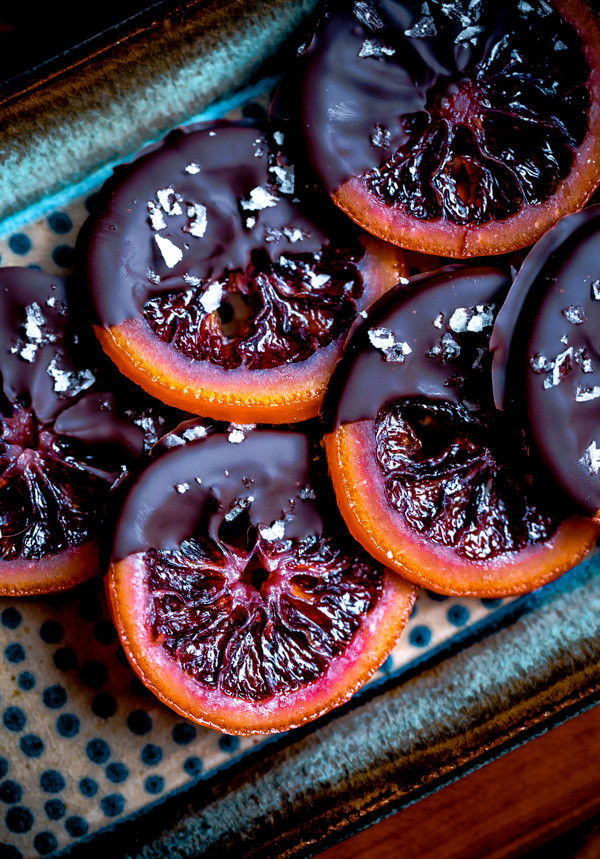 Tranches d'orange sanguine confites maison au chocolat noir. Ils sont parfaits pour toutes les occasions et font un merveilleux cadeau de vacances !