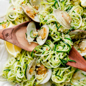 Zucchini Linguini with Garlic Clam Sauce. An EASY, healthy dinner recipe made with zucchini noodles. Less than 250 calories per serving!