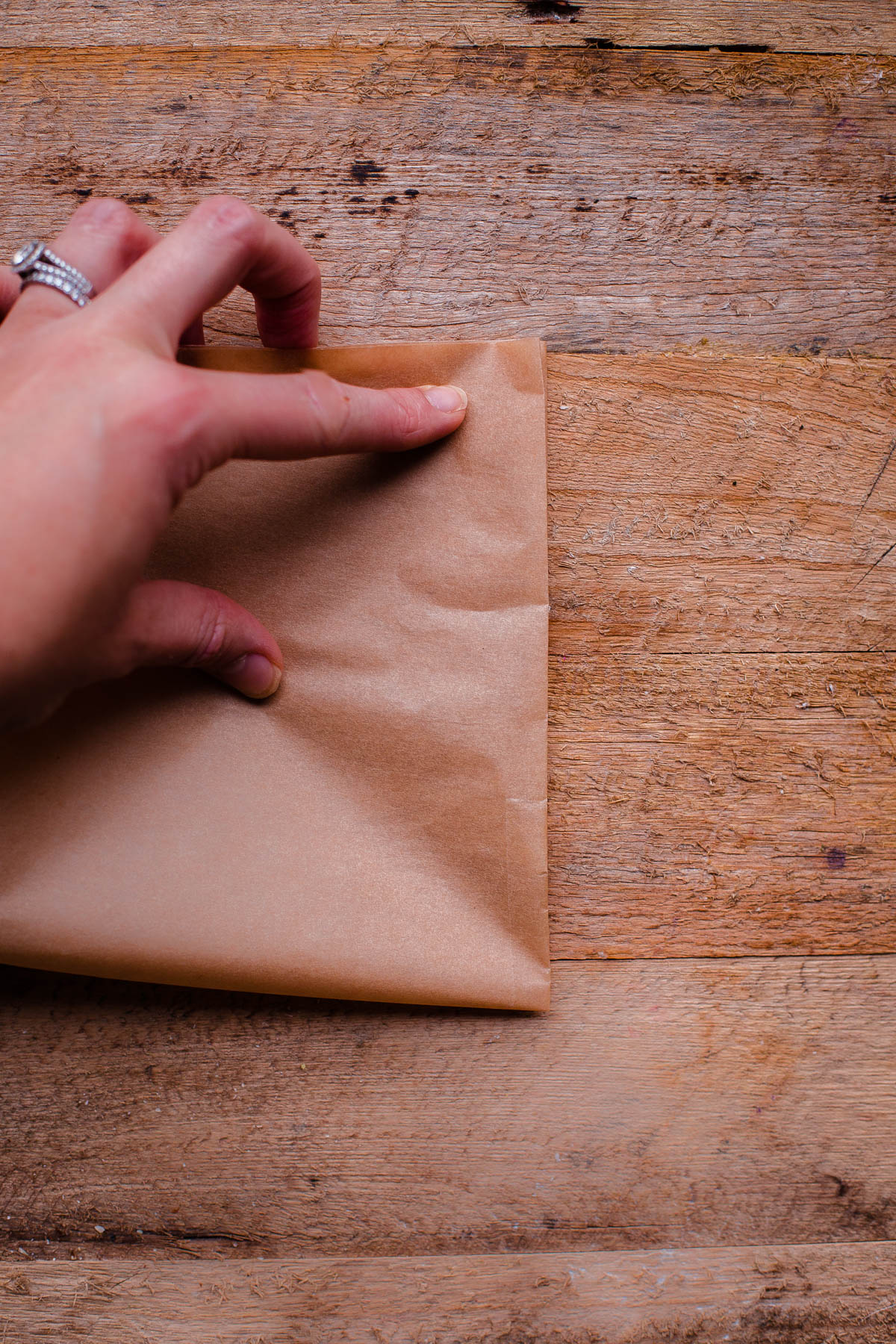 How to Line Any Size Cake Pan with Parchment Paper. This easy kitchen trick makes baking cakes even easier!