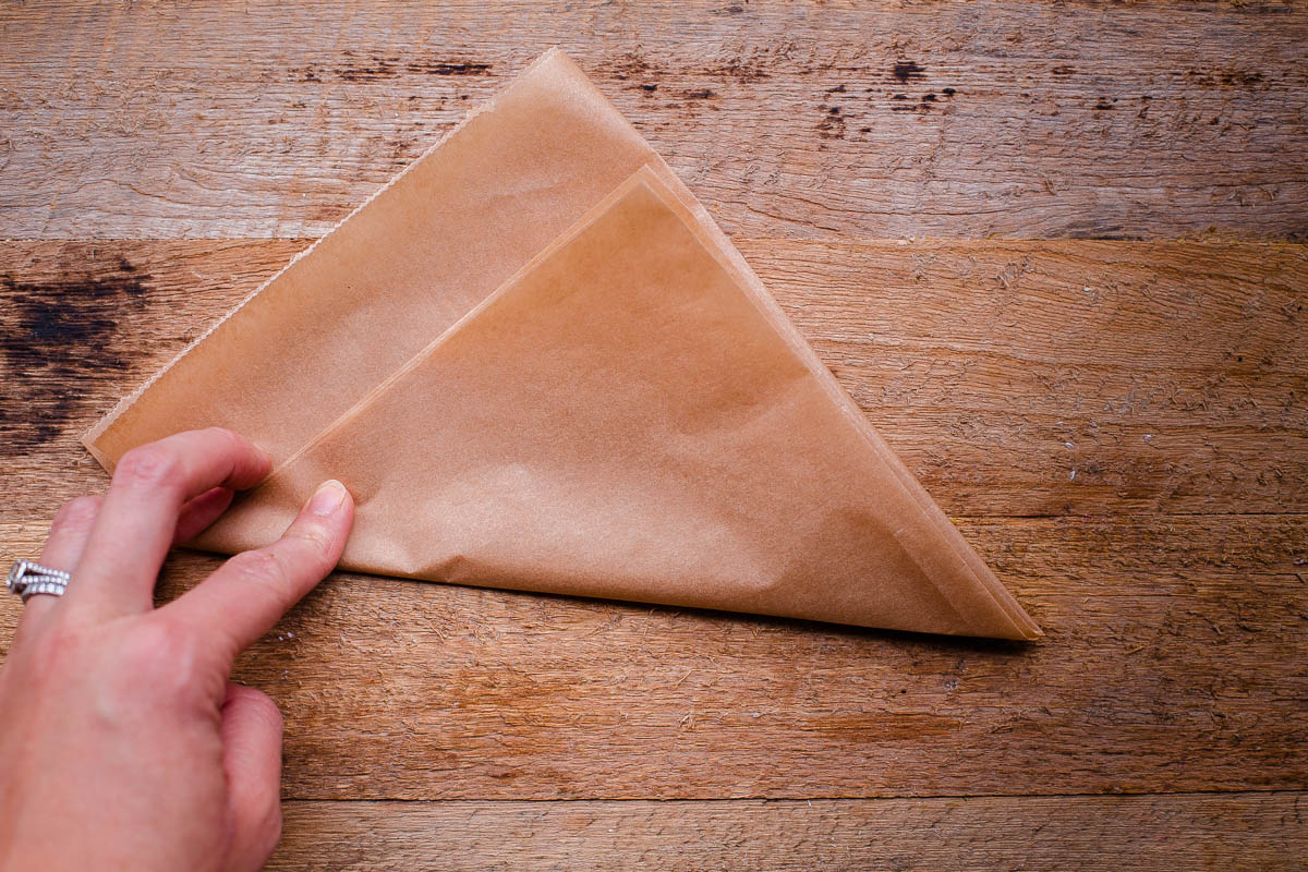 How to Line Any Size Cake Pan with Parchment Paper. This easy kitchen trick makes baking cakes even easier!