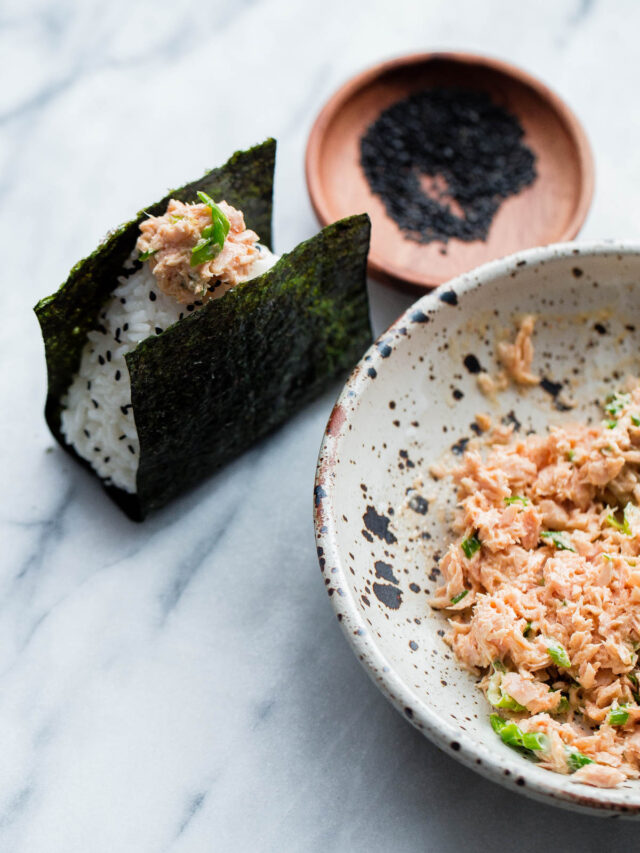 How to make spicy tuna onigiri