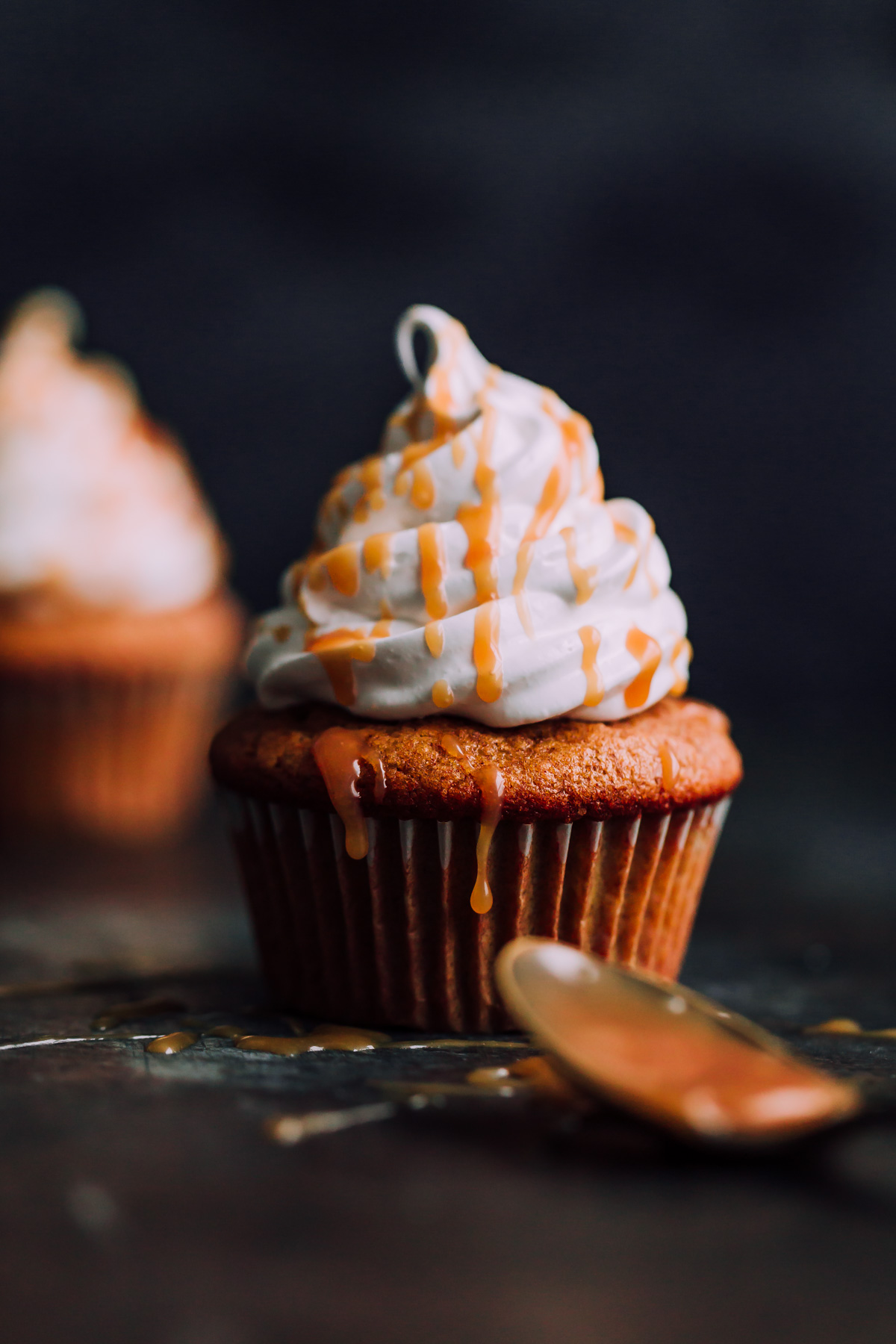 Pumpkin Cupcakes with Marshmallow Frosting and Caramel. This decadent fall cupcakes are lightly spiced and make a wonderful portable fall dessert. #pumpkin #caramel #dessert