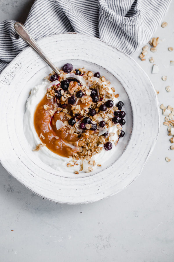 Instant Pot Apple Sauce - this EASY pressure cooker apple sauce recipe contains zero added sugar, requires zero peeling, and can be made in less than 30 minutes! Serve it with Greek yogurt and granola for a healthy breakfast. #instantpot #applesauce #apple Instant Pot Apple Sauce