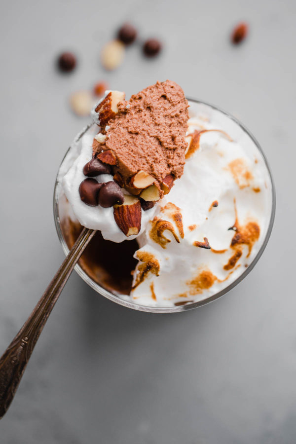 skefuld chokolademousse Parfait